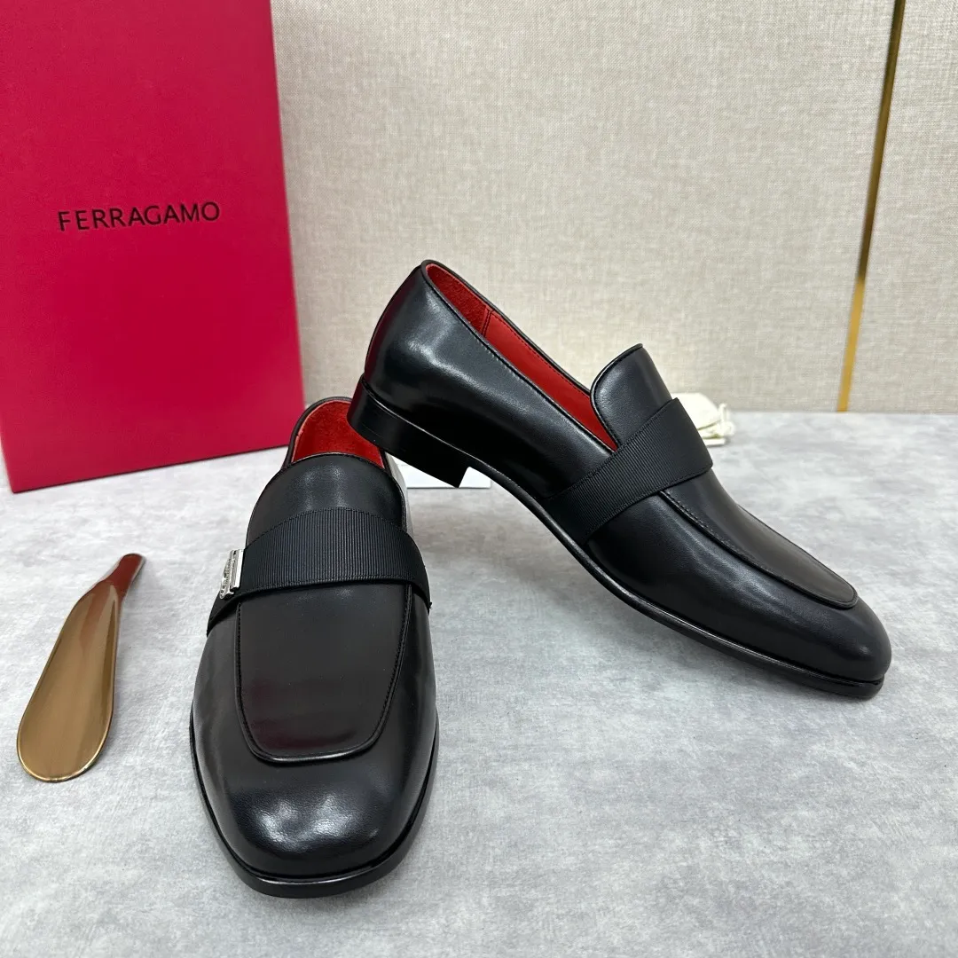 [Ferragamo] Top P: 960💰 Number of yards: 39~44 (38.45.46. Custom-made, non-refundable) Ferragamo** counters synchronize new models of men's loafers that can be worn casually or formally. The classic shape embodies the fashionable charm of formal wear, and the newly designed proportions are more modern. These loafers are made of imported open-edge beaded cowhide/fine calfskin/cow suede material. The upper is decorated with webbing, and the side is privately molded with silver Gancini buckles. The double stitching details add to the fashionable charm. Adopting a special "Original" structure and going through multiple processes, the soles are almost entirely handmade. Unique processing technology demonstrates exquisite craftsmanship. The original privately modeled genuine leather outsole is paired with a personalized rubber backing. It is comfortable, non-slip and wear-resistant. It can be worn as a slip-on. Exquisite hand-stitching. The workmanship is as fine as that of a store. The original color calfskin lining is sweat-absorbent, anti-odor, comfortable and breathable. The heel is also decorated with a rubber patch to perfectly improve the grip performance.